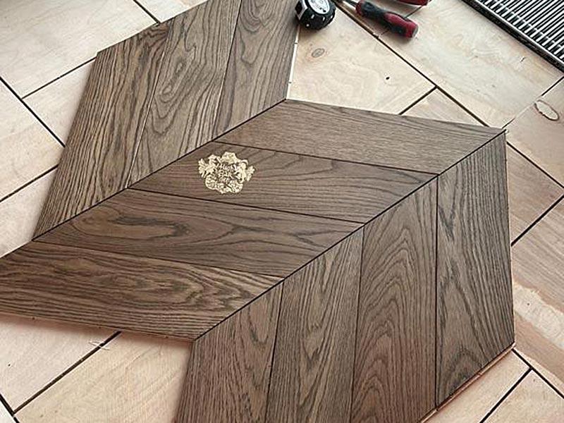 Паркет со вставкой из металла